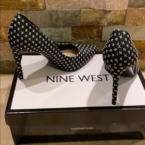 Nine West stiletto B&W heel, sz 5.5, NWT